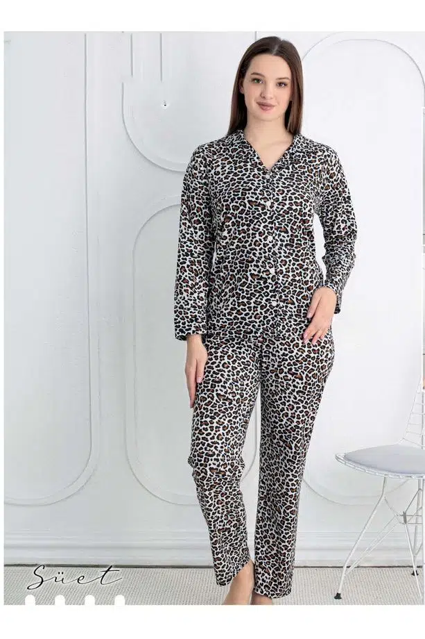 Kadın Mevsimlik Yakalı Boydan Düğmeli Süet Pijama Takımı - leopar